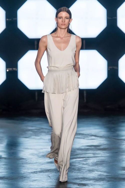 性感流蘇在服裝設(shè)計(jì)中的藝術(shù)表達(dá)