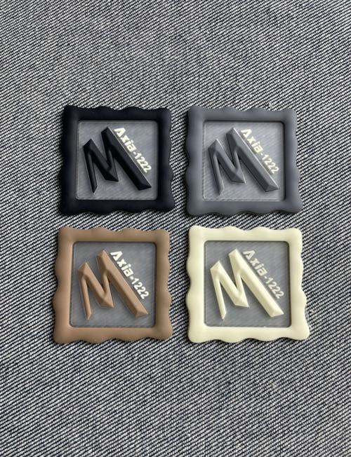 時尚服裝上的創(chuàng)意軟硅膠標設(shè)計