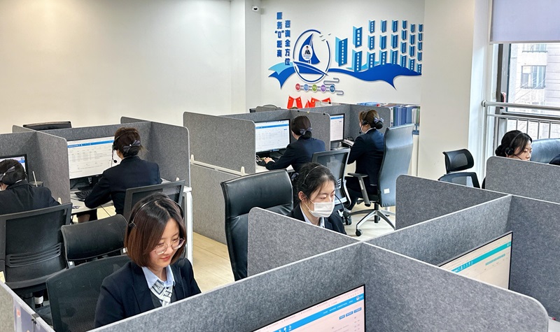 窗口一線鉚干勁，青島市民中心高效服務企業群眾
